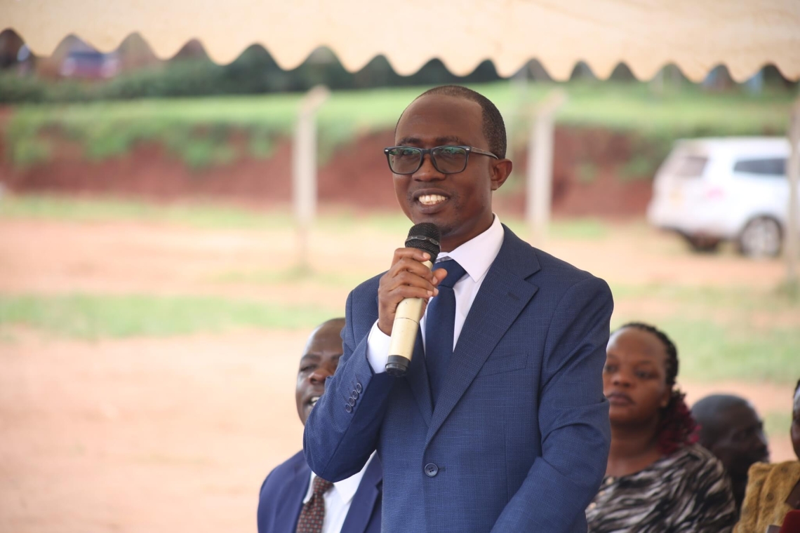 Minisita w’Obwakabaka Owek Joseph Kawuki ng’ayogerako n’Abaami ba Kabaka ku mbuga y’Essaza e Mityana Minisita w’Obwakabaka Owek Joseph Kawuki ng’ayogerako n’Abaami ba Kabaka ku mbuga y’Essaza e Mityana